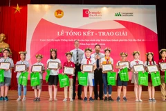 Các thí sinh đạt giải Nhất nhận bằng khen và quà tặng từ ban tổ chức cuộc thi. (Ảnh: PV/Vietnam+)