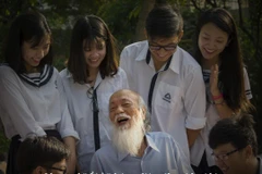 Phó giáo sư Văn Như Cương bên các học trò. (Ảnh: Trường Lương Thế Vinh)