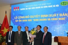Ban biên tập Tạp chí Kinh doanh và Công nghệ ra mắt. (Ảnh: PV/Vietnam+)