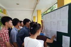 Thí sinh xem thông tin tuyển sinh đại học. (Ảnh: PM/Vietnam+)