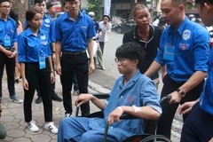 Thí sinh Nguyễn Mạnh Tân là học sinh Trường Trung học phổ thông Trần Phú (Hoàn Kiếm, Hà Nội). Tân vừa trải qua ca phẫu thuật mổ ruột thừa ngày 23/6. Do sức khỏe chưa hồi phục nên em phải đến điểm thi bằng xe lăn. (Ảnh: Nguyễn Hoàng/Vietnam+)