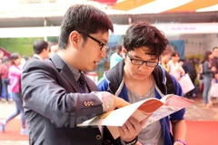 Sinh viên tìm hiểu thông tin về học bổng du học. (Ảnh: Phạm Mai/Vietnam+)