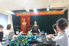 Hiệu trưởng Ngô Thị Thu Anh chia sẻ thông tin với báo chí. (Ảnh: PM/Vietnam+)