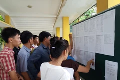 Thí sinh, phụ huynh tìm hiểu thông tin tuyển sinh đại học. (Ảnh: PV/Vietnam+)