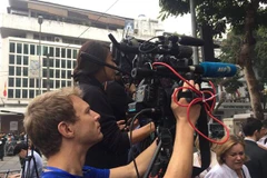 Rất đông phóng viên quốc tế đã tập trung trước khách sạn Sofitel Legend Metropole Hanoi để đưa tin về cuộc gặp thượng đỉnh giữa Chủ tịch Kim Jong-un và Tổng thống Donald Trump. (Ảnh: PV/Vietnam+)