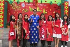 Trong chương trình Chúc mừng năm mới xuân Kỷ Hợi 2019, nhiều học sinh Trường Trung học cơ sở và Trung học phổ thông Lê Quý Đôn (Hà Nội) đã rất thích thú khi thầy Hiệu trưởng Nguyễn Quốc Bình mặc áo dài, tạo dáng "xì tin" cùng trò. (Ảnh: PV/Vietnam+