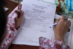 Thí sinh điều chỉnh nguyện vọng đăng ký xét tuyển. (Ảnh: Minh Sơn/Vietnam+)