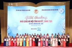 Các nhà giáo được trao giải thưởng Nhà giáo Hà Nội tâm huyết, sáng tạo. (Ảnh: Thanh Tùng/TTXVN)