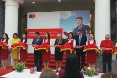 Thống đốc bang Victoria (Australia), bà Linda Dessau, đã tham dự và cùng cắt băng khánh thành khu học xá đầu tiên của Swinburne (Việt Nam). (Ảnh: PM/Vietnam+)