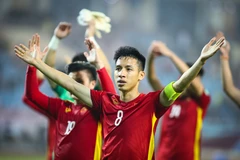 Đội trưởng Đỗ Hùng Dũng cảm ơn người hâm mộ tới cổ vũ cho đội tuyển Việt Nam trên sân vận động Mỹ Đình. (Ảnh: PV/Vietnam+)