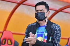 Huấn luyện viên Kiatisak ngay lập tức chỉ đạo Hoàng Anh Gia Lai thi đấu với Viettel sau khi mới vừa khỏi COVID-19. (Ảnh: HAGL FC)