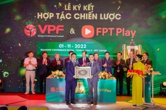 Lễ ký kết hợp tác chiến lược giữa VPF với FPT Play. (Ảnh: BTC) 