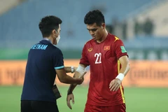 Tiền đạo Tiến Linh hai lần phải nhờ tới sự chăm sóc của bác sỹ ở trận gặp Oman vào tối 24/3. (Ảnh: PV/Vietnam+) 