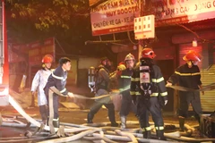 Hà Nội: Cháy ba nhà liền kề, cột khói bốc cao hàng chục mét