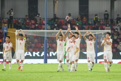 U23 Việt Nam ăn mừng bàn thắng ghi được vào lưới U23 Singapore bằng cách giơ tay cảm ơn người hâm mộ trên khán đài. (Ảnh: VFF) 