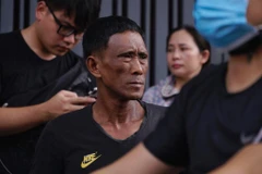 Nét mặt lo âu của một phụ huynh đang chờ tin tức của thí sinh từ phòng thi. (Ảnh: Minh Hiếu/Vietnam+)