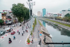 [Photo] Những người dọn rác thầm lặng trên dòng sông Tô 