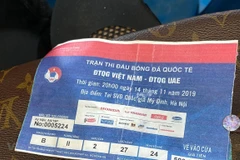 Vé bóng đá giả có thể dễ dàng lọt qua cổng soát vé một cách dễ dàng. (Ảnh: Vietnam+)
