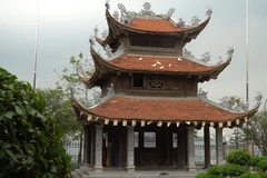 Khuôn viên của chùa rộng lớn, cảnh quan nên thơ, trước mặt là Hồ Tây lộng gió, rất thích hợp làm nơi thanh tịnh để cho tâm hồn bình lặng, thảnh thơi giữa di tích lịch sử, văn hóa bình dị mà vô giá. (Ảnh: Minh Hiếu/Vietnam+)