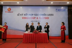 Phó Tổng giám đốc Tập đoàn Vingroup Võ Quang Huệ và ông Nguyễn Hữu Tuất, Chủ tịch Hội đồng quản trị Công ty Cổ phần FastGo, bắt tay trong lễ ký kết thỏa thuận chiến lược. (Ảnh: Minh Hiếu/Vietnam+)