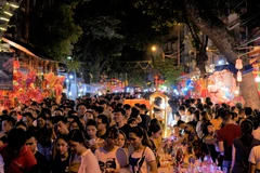Đêm Trung thu, dòng người đổ càng lúc càng đông khiến khu vực phố cổ luôn trong tình trạng đông cứng người đi bộ và phương tiện giao thông. (Ảnh: Minh Hiếu/Vietnam+)