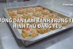 Vài năm trở lại đây, trào lưu làm bánh trung thu homemade (làm bằng tay tại nhà) rất được ưa chuộng. Vì vậy có rất nhiều cách làm bánh trung thu từ những loại cầu kỳ cho đến những chiếc bánh đơn giản. (Ảnh: Video/Vietnam+)