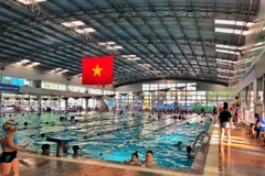 Bể bơi là một điểm "giải nhiệt" an toàn của đa số người dân. (Ảnh: Minh Hiếu/Vietnam+)