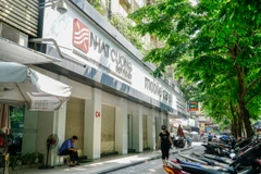 Sáng 16/5, tại trung tâm bảo hành tại C4 Giảng Võ (Đống Đa, Hà Nội) nhân viên vẫn mở cửa để khách hàng đến bảo hành. (Ảnh: Minh Hiếu/Vietnam+)