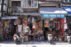 Phố Hàng Mã (Hà Nội) ế ẩm ngày Rằm tháng Bảy. (Ảnh: Minh Hiếu/Vietnam+)