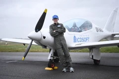 Người trẻ tuổi nhất bay một mình vòng quanh thế giới trong 5 tháng