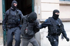 800 cảnh sát Đức đột kích, đập tan nhóm khủng bố tân phátxít