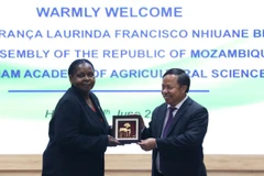 Chủ tịch Quốc hội Mozambique thăm Viện Khoa học Nông nghiệp Việt Nam