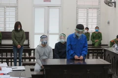 Hai cặp vợ chồng dắt nhau vào tù vì trộm cắp và làm tiền giả