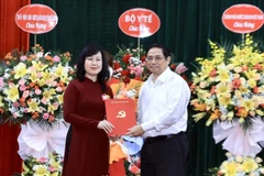 Thủ tướng trao quyết định Quyền Bộ trưởng Bộ Y tế cho bà Đào Hồng Lan