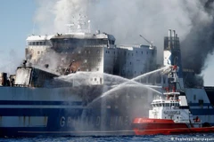 Indonesia sơ tán khẩn cấp hành khách trên tàu thủy bị cháy