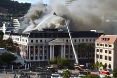 Khói bốc lên từ hiện trường vụ hỏa hoạn tòa nhà Quốc hội Nam Phi ở Cape Town ngày 3/1/2022. (Ảnh: THX/TTXVN)