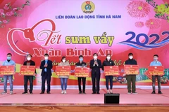 Trưởng ban Dân vận Trung ương tặng quà cho người lao động ở Hà Nam