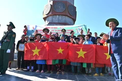 Trao tặng cờ Tổ quốc cho chiến sỹ Biên phòng, nhân dân Hà Giang