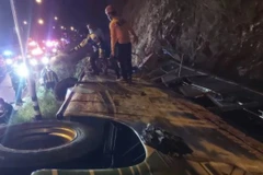 Tai nạn xe buýt nghiêm trọng ở Thái Lan, 43 người thương vong