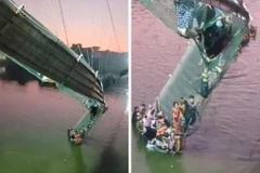 Hiện trường vụ sập cầu treo kinh hoàng tại Ấn Độ khiến 120 người chết