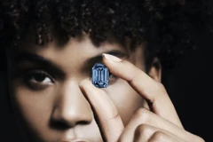 Đấu giá viên kim cương xanh hơn 15 carat quý giá nhất thế giới