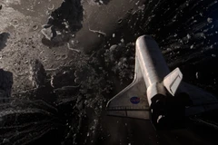 Đạo diễn "2012" ra mắt phim mới về "phần tối của Mặt Trăng"