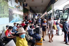 [Photo] Người dân đổ về các bến xe, nhà ga rời TP.HCM về quê đón Tết