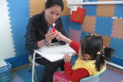 Cấy ghép vi sinh vật trong phân giúp điều trị chứng tự kỷ ở trẻ 