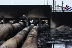 Nghị sỹ Mỹ yêu cầu dỡ bỏ cấm vận Cuba sau vụ cháy kho chứa nhiên liệu