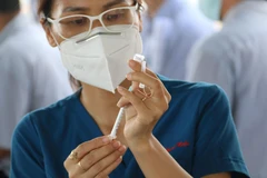 Số ca mắc COVID-19 giảm, có cần phải tiêm vaccine mũi 4 hay không?