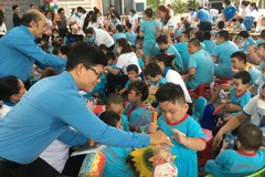 Tặng quà, trao học bổng cho trẻ khuyết tật, mồ côi nhân dịp 1/6
