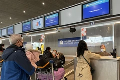 Nối lại chuyến bay thương mại: Mang quà Tết đến kiều bào tại Pháp