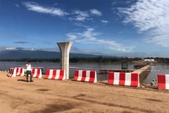 Thủ tướng Thái Lan thăm Lào, dự lễ đặt móng cây cầu hữu nghị