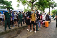 Các công dân Việt Nam được trao trả qua Cửa khẩu quốc tế Mộc Bài. (Ảnh: Thanh Tân/TTXVN)